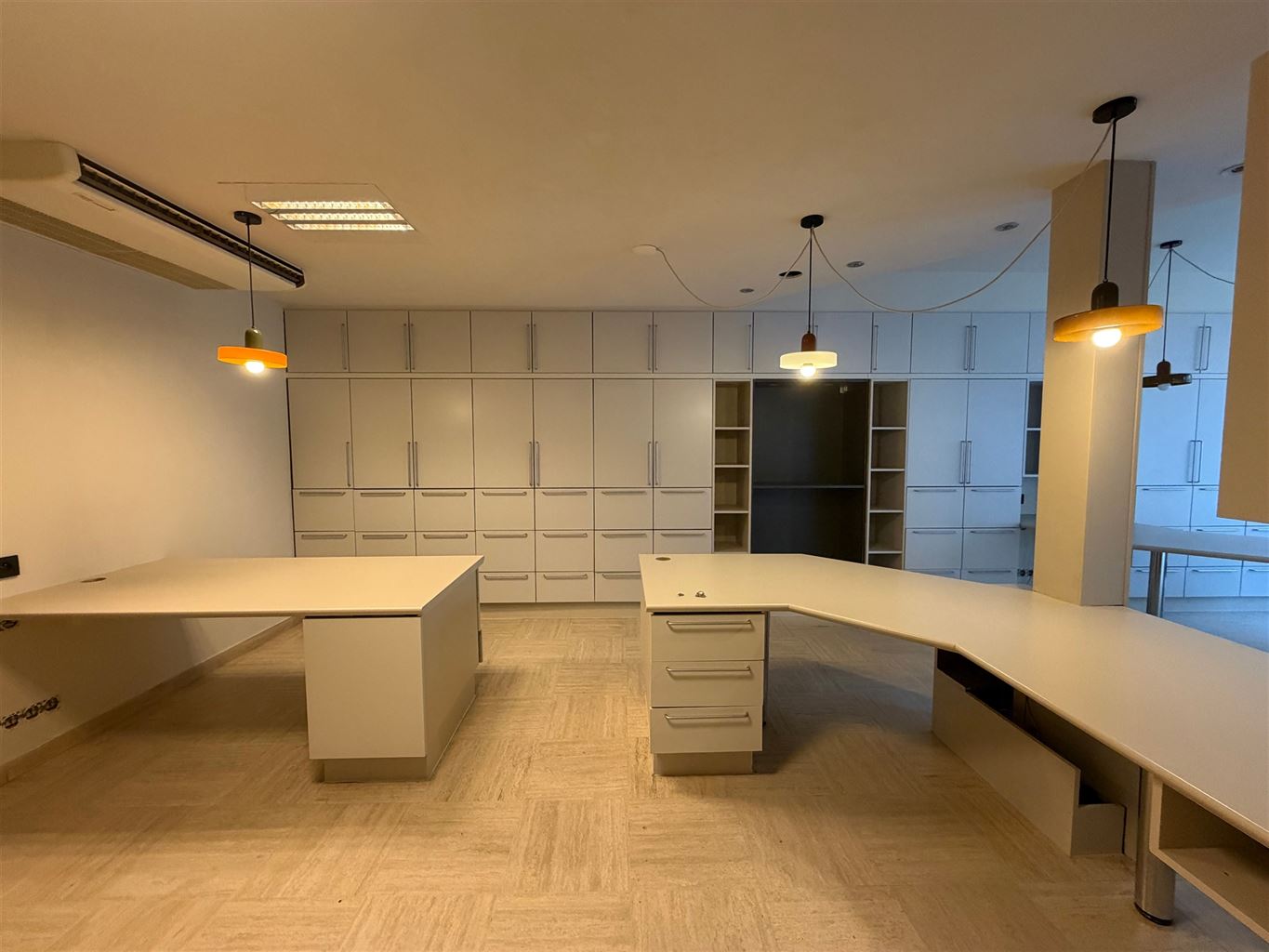 Instapklare kantoorruimte of praktijkruimte. Reeds voorzien van burelen en verlichtingsarmaturen vlakbij de Markt en de Hepperpoort. - foto 4