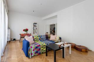 <p><span>Instapklaar gelijkvloers appt. in de Pulhofwijk</span></p><p><span> </span></p><p><span>Gelegen op een gelijkvloerse verdieping aan de Troyentenhoflaan, bekend om haar rustige, groene omgeving en uitstekende bereikbaarheid, treffen we dit aangenaam appartement van ca 120m² groot. De lichte leef-en eetruimte (op origineel parket) bevinden zich aan de voorzijde van het gebouw en deze laatste heeft maar liefst 7 meter gevelbreedte. Achteraan zijn er 2 ruime slaapkamers met elektrische rolluiken en afgewerkt met inbouwkasten en origineel parket, waaronder één met toegang tot een privatief terras. Een derde slkm is ideaal om als babykamer of bureel te gebruiken. Volledig ingerichte keuken met een recent vernieuwde tegelvoer en een nieuwe badkamer (wc, inloopdouche + wastafels) vervolledigen het plaatje. Ruime berging in de kelder. </span></p><p><span>Garagebox in optie aan 29.500€. </span></p><p><span>Het appartement wordt thans verhuurd aan een prima huurster (1100€/maand + 330€ kosten) en kan na 6 maanden vrijkomen voor eigen gebruik indien gewenst. </span></p><p><span>Beide mogelijkheden kunnen > er zelf wonen of verder verhuren. Prima belegging sowieso!</span></p>