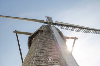 Unieke investeringskans in drie charmante vakantiewoningen op het domein van de beschermde windmolen De Hoop uit 1870 idyllisch gelegen in het...