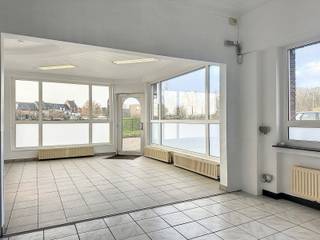 Met een maximale zichtbaarheid en ruime parkeerplaats voor de deur is dit een commerciële topligging.Vlakbij scholen, A12 en met ruime...