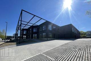 Kwalitatief en lichtrijk <strong>kantoor </strong>van 323 m² met 324 m² <strong>opslagruimte</strong> te huur op een uitstekende locatie nabij de R0 in Wemmel. Deze instapklare kantoorruimte bestaat uit 323 m² op de eerste verdieping, en werd recent gerenoveerd met oog voor comfort en duurzaamheid. Dankzij de nabijheid van de R0 en de E40 is het kantoor vlot bereikbaar, wat het ideaal maakt voor bedrijven die belang hechten aan bereikbaarheid voor zowel medewerkers als klanten.<br /><br />Het gebouw waarvan dit kantoor deel uitmaakt biedt in totaal 1.600 m² aan kantoorruimte en 900 m² magazijnruimte, met maar liefst 36 parkeerplaatsen en 16 laadpunten voor elektrische voertuigen. Duurzaamheid staat centraal in dit project: er worden geen fossiele brandstoffen gebruikt, het gebouw is uitgerust met slimme LED-verlichting, een warmtepomp/VRF-systeem en een ventilatiesysteem met warmteterugwinning. Bovendien zorgen thermische isolatie en zonwerende beglazing voor een aangenaam binnenklimaat, terwijl meer dan 350 zonnepanelen op het dak bijdragen aan een aanzienlijke energiebesparing.<br /><br />Het resultaat is een primaire energiebesparing van 65% en een CO₂-reductie van 80%, wat dit gebouw niet alleen toekomstgericht, maar ook aantrekkelijk maakt voor bedrijven met een duurzaamheidsvisie. Met een BREEAM-score van 60% voldoet het gebouw aan de criteria voor een “Good” certificaat. Dit gerenoveerde kantoor biedt een groene, aangename en inspirerende werkomgeving waar medewerkers zich elke dag thuis voelen.<br /><br />Voor bijkomende inlichtingen, plannen of een plaatsbezoek kan u contact opnemen met <strong>PANORAMA B2B </strong>op het nummer <strong>0477 09 00 09.</strong>