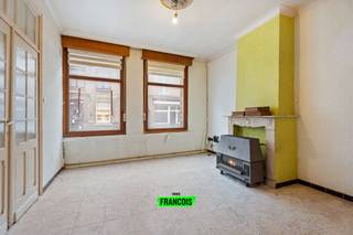 Deze te renoveren woning bevindt zich in het hart van Diksmuide, op een boogscheut van de Grote Markt, openbaar vervoer en winkels.<br /><br />Bij binnenkomst komt u in de inkomhal met hoge plafonds die leidt tot de leefruimte met aanpalend de eetkamer en keuken. Verder heb je op het gelijkvloerse verdiep nog een badkamer en een veranda met uitzicht op de stadskoer. <br /><br />Op het eerste verdiep bevinden zich 2 ruime slaapkamers en een kinderkamer. Op het tweede verdiep bevinden zich nog 2 slaapkamers en een zolderkamer.<br /><br />Buiten heb je nog een aantal opbergruimtes en toegang tot een grote werkplaats en garage van 60 m². Bovendien heb je hier ook nog een zolderruimte.<br /><br />Bouwtechnisch is deze woning voorzien van deels al hoogrendementsbeglazing en enkele beglazing. Verder wordt de woning verwarmd via 3 gaskachels.<br /><br />Heeft u interesse in deze woonst? Contacteer ons snel en plan uw bezoek in.<br /><br />