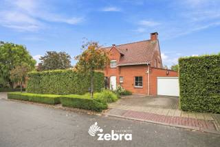Bij de verkoop van deze villa wordt gewerkt met een <strong>START VANAF PRIJS</strong>.<br />Elk prijsvoorstel hoger dan deze start vanaf prijs wordt voorgelegd aan de verkoper(s), die dit al dan niet kan aanvaarden.<br /><strong>Het bezoekmoment gaat door op zaterdag 26/09/2026 (enkel op afspraak).</strong><br /><br />In een rustige en aangename woonomgeving in Bellegem bevindt zich deze verzorgde open bebouwing. De villa combineert een praktische indeling met aangename, lichtrijke leefruimtes en een gezellige buitenomgeving. Dankzij de drie slaapkamers, ruime garage en verschillende bergruimtes biedt deze woning bovendien alle comfort voor een gezin.<br /><br />Bij het betreden van de villa komen we terecht in de ruime en verzorgde inkomhal. Hier bevinden zich een praktische vestiaire en een apart gastentoilet met lavabo. Vanuit de inkomhal bereiken we de ruime leefruimte, die is ingedeeld in een gezellige zithoek en een volwaardige eetplaats. Grote raampartijen zorgen voor veel natuurlijk licht en geven de leefruimtes een aangenaam en open karakter. Vanuit de zithoek is er bovendien rechtstreeks contact met het terras en de tuin.<br /><br />Aansluitend bevindt zich de volledig uitgeruste keuken, ook hier zorgen de raampartijen en de verbinding met buiten voor een fijne lichtinval.<br />Verder beschikt het gelijkvloers over een praktische wasplaats en een ruime inpandige garage met automatische poort. De garage biedt niet alleen plaats voor de wagen, maar zorgt eveneens voor bijkomende opbergmogelijkheden.<br /><br />Op de eerste verdieping bevinden zich drie slaapkamers, waarvan één slaapkamer beschikt over een aparte dressing. De badkamer is comfortabel uitgerust met een wastafel, een massage-ligbad en een inloopdouche. Een afzonderlijk toilet op deze verdieping vervolledigt het geheel. Bijkomend is de zolder toegankelijk via een zoldertrap.<br /><br />De villa wordt volledig omringd door een omheinde tuin, waardoor u de hele dag door kunt genieten van zon en privacy. Daarbovenop beschikt de buitenomgeving van een zonneterras, regenwaterput, praktisch tuinhuis, tuinpoortjes en een ruime oprit.<br /><br /><strong>Ook wild geworden van deze thuis?<br />Twijfel niet langer en leg vandaag nog uw bezoek vast!</strong>