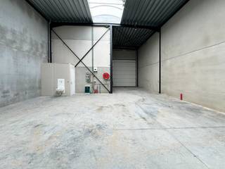 Deze nieuwbouw KMO Unit is 670m2 en is ideaal gelegen in het bedrijvenpark Kunstdal te Eeklo. De unit is geconstrueerd uit geïsoleerde betonnen...