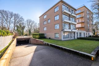 <strong>TE KOOP: In residentie "Hoge Locht": 1 ondergrondse autostaanplaats (P59).</strong> <br />De autostaanplaats (P59) is ideaal gelegen aan de Turnhoutse stadsrand, met alle voorzieningen in de onmiddellijke nabijheid en een vlotte toegang naar alle uitvalswegen. Voor fietsen is er een gemeenschappelijke fietsenberging voorzien.