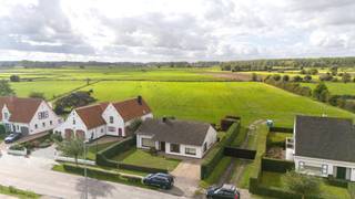 <p>De ligging vormt een perfecte balans tussen landelijke rust en bereikbaarheid. Het pittoreske centrum van Damme, dagelijkse voorzieningen, prachtige fiets- en wandelroutes bevinden zich vlakbij, terwijl Brugge, de kust en het hinterland vlot bereikbaar zijn. Wat deze woning écht bijzonder maakt, is het adembenemende, blijvende vrije uitzicht vanuit de woning en de tuin.</p>
<p>Er zijn tal van mogelijkheden: van comfortabel wonen in haar huidige vorm tot een grondige renovatie of de realisatie van een nieuw woonproject, beiden mogelijk aan 6% BTW mits u aan de voorwaarden voldoet.</p>
<p>Indeling: <br />Gelijkvloers: inkomhal, gastentoilet, leefruimte met zithoek (houtcassette) en eetplaats, uitgeruste keuken (kookplaat, oven, dampkap, vaatwas, koelkast, diepvries), badkamer (douchecabine, ligbad, lavabo, aansluiting wasmachine) en 3 slaapkamers.<br />Zolder: bergzolder.</p>
<p>De leefruimte wordt getypeerd door z’n overvloed aan lichtinval dankzij de grote ramen.</p>
<p>Buiten: oprit met plaats voor 2 wagens, voor- en zijtuin, achtertuin met terras en tuinberging/externe garage.</p>
<p>Contacteer Bonne Vastgoed voor een bezoek of voor meer informatie via 050/73.73.73 of via info@bonnevastgoed.be</p>