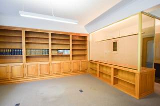 <p><span>Uitstekend gelegen kantoor in het centrum van Sint-Niklaas.</span></p><p><span> </span></p><p><span>Dit voormalig advocatenkantoor bevindt zich op een toplocatie en biedt tal van mogelijkheden, ideaal voor vrije beroepen, ...</span></p><p><span>De sterke visibiliteit, de veelzijdige indeling en de vlotte parkeermogelijkheden in de omgeving zijn slechts enkele van de vele troeven van dit pand</span><span>. </span></p><p><span> </span></p><p><span>INDELING</span></p><p><span>Inkomhal/wachtzaal</span></p><p><span>3 volwaardige kantoorruimtes waarvan 1 met een oppervlakte van 53 m² en de 2 andere met ieder een oppervlakte van  12m²</span></p><p><span>Keuken</span></p><p><span>Toilet</span></p><p><span> </span></p><p><span>EXTRA</span></p><p><span>Prima ligging in het centrum van Sint-Niklaas</span></p><p><span>Ondergrondse bergruimte</span></p><p><span>Fietsen berging</span></p><p><span>Balkon voor en achteraan het gebouw</span></p><p><span>EPC: label C</span></p><p><span>Asbestveilig</span></p><p><span> </span></p><p><span>Onmiddellijk beschikbaar</span></p><p><span>€ 60 gemeenschappelijke kosten </span></p><p><span>€ 175 voorschot op gas en water</span></p><p><span>  </span></p><p><span> </span></p>
