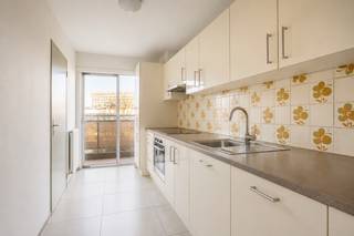 This pleasant apartment is ideally located in the centre of Brussels, on Helihavenlaan, within walking distance of Rogier and offering excellent access to public transport, shops and all amenities.

The apartment features three full-sized bedrooms, one of which has access to a private balcony. The spacious and bright living area is connected to the kitchen and opens onto an 11 m² terrace. The property also includes an entrance hall with cloakroom, a separate guest toilet in the hallway and a bathroom with shower and toilet.

The apartment has an EPC rating C.