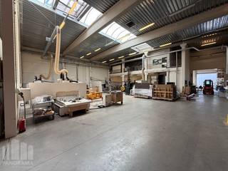 Strategisch gelegen bedrijfsgebouw bestaande uit een magazijnruimte van 1.686 m² met 288 m² kantoor te huur op amper 900 m van de <strong>R4</strong>. De site geniet van een snelle verbinding richting E40, E17 en E34.  Hierdoor is er een vlotte ontsluiting richting Gent, Brugge, Brussel en Antwerpen. <br /><br />Deze ruime opslagruimte beschikt over een <strong>vrije hoogte van 6 meter</strong> en is uitgerust met<strong> 2 sectionale poorten</strong>, een polybetonvloer en lichtstraten met rookluik. Daarnaast zijn er ook <strong>warmte luchtblazers</strong> aanwezig en <strong>voorziening voor een rolbrug</strong>. De instapklare kantoren op het verdiep bestaan uit een open space, individuele (vergader)ruimtes, een sociale ruimte, een kitchenette en sanitaire voorziening. Tevens 20 <strong>parkeerplaatsen </strong>aanwezig op de site.<br /><br />Aarzel niet om contact op te nemen met <strong>Giel</strong>, <strong>PANORAMA B2B</strong>, voor bijkomende inlichtingen, plannen of een vrijblijvend plaatsbezoek. U kunt ons bereiken op het telefoonnummer <strong>0477 02 09 02</strong>.