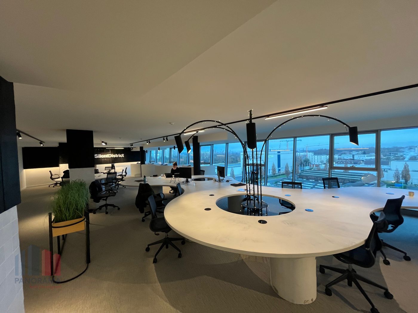 Bureaux tout compris dans un emplacement de choix avec vue panoramique sur le terrain de football ! - photo 2