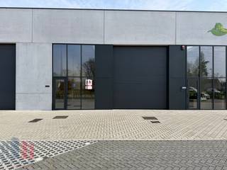 Nieuwbouw KMO-unit te huur met een oppervlakte van 305 m², gelegen te Dentergem in het <strong>KMO-park "RIVA"</strong>. Deze locatie profiteert van een uitstekende bereikbaarheid en visibiliteit, centraal in de driehoek Tielt-Deinze-Waregem.<br /><br />De casco KMO-unit heeft een vrije hoogte van 6 meter en beschikt over een lichtstraat met RWA-koepel, polybetonvloer en sanitaire voorziening. Daarnaast bevinden zich aan de voorgevel grote raampartijen, ideaal voor het inrichten van een extra kantoor- of showroomruimte. De loods is perfect geschikt voor uiteenlopende activiteiten, van opslag en productie tot commerciële toepassingen, waardoor ondernemers veel flexibiliteit hebben. Tevens zijn er 3 privatieve parkeerplaatsen voorzien. <strong>Onmiddellijk beschikbaar.</strong><br /><br />Contacteer <strong>PANORAMA B2B</strong> voor gedetailleerde informatie, bouwplannen, of om een vrijblijvend bezoek te plannen via het nummer <strong>0477 02 09 02</strong>.