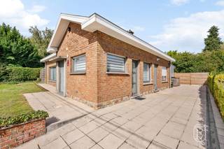<p>Prachtige gelijkvloerse woning, ideaal gelegen in de buurt van alle voorzieningen. Deze woning biedt een praktische en aangename indeling met een mooie leefruimte bestaande uit een woon- en eetkamer, een volledig uitgeruste EGO-keuken met eethoek, 3 slaapkamers en een complete badkamer met ligbad, inloopdouche en dubbele wastafel. Een wasruimte en een zolder maken het geheel compleet. Buiten kunt u genieten van een gezellig terras en een omheinde tuin met een houten schutting en een houten hekwerk. Comfort: stadsgasverwarming met een recente Vaillant-ketel van ongeveer anderhalf jaar oud, PVC-kozijnen met dubbele beglazing, elektrische rolluiken met motoraandrijving, waterontharder, regenwatertank en aansluiting op de riolering. Het huis beschikt tevens over een volledig uitgeruste keuken van ongeveer een jaar oud en een buitenbekleding die in 2023 is aangebracht.</p>