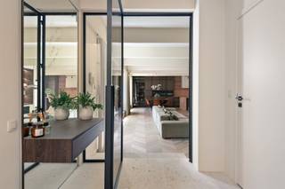 <h3><span><strong>Discreet gelegen designparel in hartje Zuid Antwerpen</strong></span></h3><p><span><span>Verscholen in een rustige zijstraat van de iconische Marnixplaats, in het kloppende hart van het Antwerpse Zuid, bevindt zich dit uitzonderlijk stijlvol ingerichte achterhuis. Deze unieke woning werd met oog voor detail en gebruik van hoogwaardige materialen gerealiseerd en combineert moeiteloos verfijnd design met een ongeëvenaarde woonbeleving.</span></span></p><p><span><span>Toegankelijk via een discrete doorgang aan de Lambermontstraat en gelegen achter een verzorgd appartementsgebouw, geniet dit pand van absolute privacy. Aan de voorzijde verwelkomt een royaal terras met ruimte voor een elegant eet- en zitgedeelte. Bij het betreden van de woning ervaart u onmiddellijk de rust en luxe van het interieur. De inkomhal biedt toegang tot de private kelderverdieping met directe verbinding naar de ondergrondse parking.</span></span></p><p><span><span>De leefruimte met open keuken is een toonbeeld van subtiele elegantie, uitgerust met een bio-ethanolhaard en verfijnde materiaalkeuzes zoals roze travertin en fineer houten maatwerk. De keuken is volledig uitgerust met onder meer een Quooker-kraan, wijnklimaatkast, combi-oven en geïntegreerde toestellen. Een aangrenzende berging en een sfeervolle stadse koer vervolledigen deze verdieping.</span></span></p><p><span><span>Op de eerste verdieping bevinden zich twee serene slaapkamers, elk met een eigen en-suite badkamer en toegang tot een zonovergoten terras. De master suite beschikt tevens over een ruime dressing. Op de bovenste verdieping vindt u een polyvalente ruimte die zich perfect leent als bureau, atelier of derde slaapkamer, evenals extra bergruimte.</span></span></p><p><span><strong>Belangrijkste kenmerken</strong></span></p><ul><li><span><span>Unieke ligging in het hart van het Zuid, volledig achterin gelegen voor maximale rust en privacy</span></span></li><li><span><span>Hoogwaardige en architecturale afwerking</span></span></li><li><span><span>2 volwaardige slaapkamers met en-suite badkamers</span></span></li><li><span><span>3 buitenruimtes waaronder een ruime patio en dakterras</span></span></li><li><span><span>Ondergrondse parkeerplaats verplicht bij aan te kopen: 35.000</span></span></li></ul><p><span><span>Voor cliënten die op zoek zijn naar een uniek eigendom met karakter, comfort en privacy in een van de meest gegeerde buurten van Antwerpen.</span></span></p>