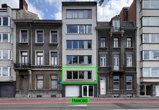 Dit twee-slaapkamer appartement is gelegen in het centrum van Kortrijk recht tegenover het station. Op slechts enkele stappen van...