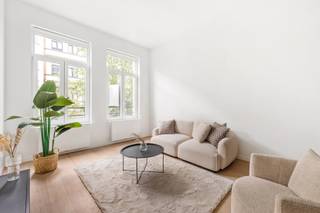Ben je op zoek naar een trendy, instapklaar appartement op een absolute toplocatie in Antwerpen? Dit hippe appartement op het Zuid combineert een zee van licht met een zalig gevoel van ruimte. Dankzij de hoge plafonds voelt elke ruimte hier meteen super luchtig aan. Vooraan het appartement bevindt zich de leefruimte, die dankzij de grote raampartijen baadt in het natuurlijke daglicht. De gezellige zithoek loopt naadloos over in de open keuken. De keuken is volledig uitgerust en strak afgewerkt met een warme, donkere hout-look. Direct naast de keuken vind je bovendien een heel praktische wasberging en het appartement beschikt ook over een modern, apart toilet.<br /><br />Aan de rustige achterzijde ligt de comfortabele slaapkamer. Grote troef hier is de directe toegang tot een super leuk, gezellig terras. Het terras is perfect zuidgericht, wat betekent dat je hier de hele dag door van de zon kunt genieten! Aansluitend aan de slaapkamer bevindt zich de smaakvol afgewerkte badkamer. Deze is voorzien van een eigentijds houten meubel met een dubbele lavabo en een royale inloopdouche.<br /><br />Ook aan het praktische comfort is gedacht: op het gelijkvloers is er een handige gemeenschappelijke fietsenberging aanwezig en in de ondergrond beschik je over een ruime private kelder voor extra opbergruimte. Kortom, een unieke buitenkans voor wie houdt van licht, ruimte en het bruisende stadsleven!<br /><br />Zie jij jezelf al genieten van de zon op dit heerlijke terras?<br />Maak snel een afspraak voor een bezichtiging via info@goose.be of bel naar 03 369 36 38.