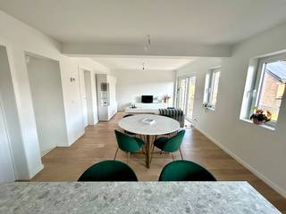 Vous recherchez une maison prête à emménager, spacieuse et économe en énergie dans un excellent emplacement ? Cette maison en duplex et mitoyenne magnifiquement rénovée allie le confort de vie contemporain à l'espace, à la lumière et à un environnement verdoyant.<br /><br />La maison est située dans un quartier résidentiel calme de Mariakerke, à quelques pas de la réserve naturelle De Bourgoyen et à proximité des principales routes d'accès telles que la R4 et l'E40.<br />En 2023, la maison a été entièrement rénovée de manière qualitative, en accordant une attention particulière au confort, à la durabilité et aux matériaux de haute qualité. Vous pourrez notamment profiter d'un parquet en chêne intégral, de vitres à haut rendement et d'un chauffage par le sol.<br />Par le hall d'entrée privé, qui peut également servir de local à vélos et de vestiaire, vous atteignez le premier étage. Cela comprend un espace de vie lumineux avec une cuisine ouverte entièrement équipée, des toilettes séparées, une luxueuse salle de bain avec double vasque, douche à l'italienne et baignoire, et une première chambre qui peut également être parfaitement aménagée en bureau ou en salle de loisirs.<br />Sur le balcon ensoleillé, vous pourrez déguster un café le matin ou un apéritif. <br />Le deuxième étage se compose d'un hall de nuit, de deux chambres spacieuses et d'un débarras pratique.<br />Le jardin orienté sud-est est un atout supplémentaire et complète ce duplex unique.<br /><br />Pratique : la maison est actuellement louée. Le contrat de location est transféré au nouveau propriétaire. L'occupation privée est également possible, veuillez donc nous contacter. L'acte de vente doit être finalisé en décembre.<br /><br />Cette combinaison unique d'espace, de confort, de verdure et d'accessibilité vous intéresse ? Alors planifiez rapidement votre visite via le site web www. dewaele.com<br /><br />Vous pouvez consulter les conditions générales de Dewaele DIY sur dewaele.com.<br /><br />Registre des mesures: non