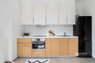 <p><span>Instapklaar appartement (73 m²) met 1 slaapkamer en tuin (17 m²) in Mortsel.</span></p><p><span>In een rustige eenrichtingsstraat in het centrum van Mortsel bevindt zich dit charmante appartement, dat deel uitmaakt van een karaktervol hoekgebouw met statige art deco-invloeden. Dankzij de centrale ligging woon je hier op wandelafstand van winkels, scholen en openbaar vervoer.</span></p><p><span>Het appartement is gelegen op de eerste verdieping van een kleinschalig gebouw met beperkte vaste kosten. Het dak is conform geïsoleerd en een extra troef is de privatieve inkomhal op het gelijkvloers, ideaal als praktische vestiaire voor jassen en schoenen.</span></p><p><span>Op de eerste verdieping loopt de gang centraal door het appartement en verbindt ze alle ruimtes. Verder beschikt het appartement over een aparte wc, een praktische berging/wasplaats en een verzorgd ingerichte badkamer (4 m²) met douchecabine en lavabomeubel.</span></p><p><span>De absolute blikvanger is zonder twijfel de lichtrijke leefruimte met open, volledig ingerichte keuken, goed voor een totale oppervlakte van 25 m². Dankzij de grote raampartijen geniet je hier van een aangename lichtinval en een gezellige sfeer. De volwaardige slaapkamer van 16 m² biedt voldoende ruimte en comfort.</span></p><p><span>De vaste kosten per maand bedragen €90 en omvatten privatief waterverbruik, syndicus, blokpolis & minuterie.</span></p><p><span>Tot slot beschik je nog over een privatieve kelderberging, een gemeenschappelijke overdekte fietsenstalling én een privatief stukje tuin van 17 m², een heerlijke extra om buiten te genieten.</span></p><p><span>Ben je op zoek naar een karaktervol en instapklaar appartement op een centrale locatie? Mis deze kans niet! Bewoonbare opp. 73 m² – ref.: bruto vloeropp. Voor meer info of een gratis schatting surf naar www.hansimmo.be</span></p><p><span> </span></p>