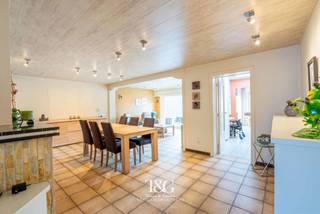<p>Deze ruime gezinswoning is gelegen in een rustige woonomgeving op korte afstand van het centrum van Gullegem en biedt met maar liefst vijf kamers op de verdieping en verschillende leefruimtes heel wat mogelijkheden voor een gezin.</p>
<p>Via de inkomhal met gastentoilet kom je in de woning, die op het gelijkvloers beschikt over een eetkamer, woonkamer, afzonderlijk salon en keuken, waardoor er een aangename en veelzijdige leefruimte ontstaat.<br />Daarnaast is er een extra gelijkvloerse kamer met douche die zich uitstekend leent als bureau, hobbyruimte, speelkamer of eventueel als bijkomende slaapkamer, aangevuld met een praktische berging en garage.</p>
<p>Op de eerste verdieping bevinden zich drie volwaardige slaapkamers, twee bijkomende kamers en een badkamer. De twee extra kamers bieden tal van mogelijkheden en kunnen bijvoorbeeld ingericht worden als kinderkamer, bureau, dressing of hobbyruimte.</p>
<p>Achteraan geniet je van een aangename tuin met een recent geplaatst bijgebouw, ideaal als extra berging, hobbyruimte of tuinberging.</p>
<p>Ook op renovatievlak werden reeds belangrijke investeringen uitgevoerd: zo werd het dak vernieuwd en werden op de verdieping nieuwe Schüco-ramen geplaatst.</p>
<p>Wie op zoek is naar een ruime vijfkamerwoning met een praktische indeling, tuin, garage en vooral veel potentieel om ze verder naar eigen smaak en hedendaagse energienormen aan te passen, vindt hier een interessante opportuniteit in Gullegem.</p>
<p></p>
<p>Extra troeven:<br />✅ vernieuwd dak<br />✅ recente ramen (boven)<br />✅ recent bijgebouw<br />✅ veel mogelijkheden<br />✅ centrale ligging<br />✅ garage</p>
<p><br /><br /></p>
<h4>BEZOEK- &amp; BIED-WEEKEND OP <strong>ZATERDAG 07/11 &amp; ZONDAG 08/11</strong> (OP AFSPRAAK)</h4>
<p>Bij interesse, kan u een bod uitbrengen onder gesloten omslag en dit <strong>vóór 10/11 (12u)</strong>. De vermelde prijs is geen bindend voorstel maar een richtprijs.</p>
