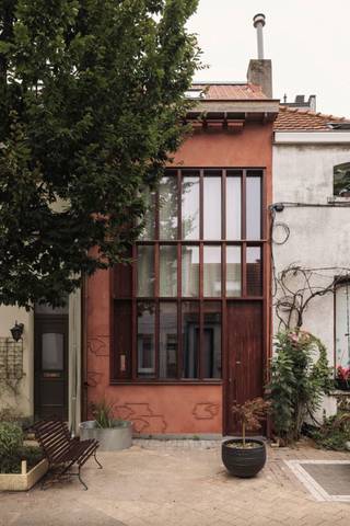 Tucked away in a charming little street in the Seefhoek, this trendy duplex studio is set in a recently renovated building. Using only natural...