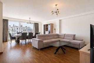 <p><span>nieuwe voorwaarden!</span></p><p><span>Op zoek naar ruimte, comfort en een absolute topligging in Antwerpen? Dan is dit lichtrijke appartement van ca. 126 m² op de zesde verdieping zeker een bezoek waard.</span></p><p><span>Gelegen op de gegeerde Quellinstraat, op wandelafstand van Antwerpen-Centraal, de Keyserlei, winkels, horeca en openbaar vervoer, geniet u hier van stadsleven op zijn best.</span></p><p><span>Bij het betreden van het appartement valt meteen de royale leefruimte op, met grote raampartijen die zorgen voor een aangename natuurlijke lichtinval. Aansluitend vindt u de eetruimte en een praktische keuken.</span></p><p><span>Verder beschikt het appartement over twee volwaardige slaapkamers, een badkamer en extra bergruimte.</span></p><p><span>Dankzij de ruime oppervlakte, gunstige EPC-score en centrale ligging is dit pand ideaal voor eigen bewoning, als pied-à-terre of als investering.</span></p><p><span>Daarnaast is er de mogelijkheid om een dubbele autostaanplaats aan te kopen in het gebouw aan €30.000.</span></p><h2><span>Troeven:</span></h2><ul><li><span>Bewoonbare oppervlakte ca. 126 m² </span></li><li><span>Zeer lichtrijke leefruimte </span></li><li><span>Toplocatie in centrum Antwerpen </span></li><li><span>Nabij Centraal Station &amp; Meir </span></li><li><span>Mogelijkheid parking in het gebouw</span></li></ul><p><span> </span></p><p><span>Voor interesse of een bezichtiging: contacteer michael@vastpuntgoed.be of bel naar het nummer 0476/40 86 76</span></p>
