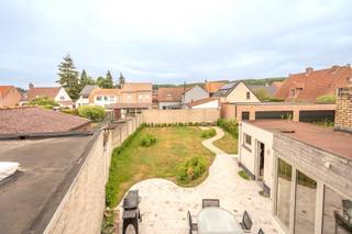 <p>Deze charmante woning bevindt zich in het centrum van Moerkerke. Alle faciliteiten zoals winkels, school, kinderopvang, openbaar vervoer, ... zijn op wandelafstand te bereiken. <br /><br />De woning is ingedeeld als volgt: <br />Gelijkvloers: inkomhal met gastentoilet - ruime en lichtrijke leefruimte met zit- en eethoek. Aan de met de gezellige houthaard is het 's winters steeds genieten. Vanuit de erker aan de leefruimte heeft u toegang tot het terras en geniet u van een zicht op de nieuw aangelegede tuin - open keuken voorzien van kwalitatieve SMEG-toestellen (koelkast, dampkam, gasfornuis met 2 ovens) alsook een 2e eetplaats - tot slot vinden we op het gelijkvloers een inpandige garage van om en bij 15m². <br />Eerste verdieping: 3 ruime slaapkamers - badkamer voorzien van inloopdouche, lavabo en een toilet. <br />In de master bedroom zijn de leidingen voor een vrijstand bad voorzien. <br />Zolder: een zolder van ca. 70m² met extra opbergruimte of mogelijkheden tot extra slaapkamer(s). <br /><br />Buitenaanleg: de prachtige, zongerichte tuin werd in mei 2026 volledig opnieuw aangelegd met organische vormen. Deze is voorzien van een ruim terras aan de woning alsook een terras in sierkiezel achteraan. Aangebouwd aan de woning is ook een praktische tuinberging voorzien. <br /><br />Goed om te weten:<br />- leefruimte en eerste verdieping zijn voorzien van eiken parket<br />- gerenoveerd in 2025 <br />- nieuwe waterleidingen, vernieuwde en goedgekeurde elektriciteit, nieuwe keuken, radiatoren, badkamer en vloeren,...<br />- Overal rolluiken, ideaal voor comfort, privacy en isolatie<br /><br />Contacteer ons vandaag nog voor meer informatie of een bezichtiging: 050/73.73.73 of via info@bonnevastgoed.be.</p>