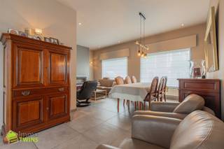Veelzijdige woning met commerciële ruimte in hartje ZoggeDeze ruime en instapklare eigendom is gelegen te Zogge, op een mooi perceel met vlotte...