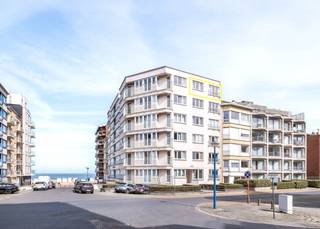 Op een rustige ligging, vlakbij zee, vlakbij de duinen en op wandelafstand van het centrum van Koksijde Bad treffen we dit mooi, zonnig appartement met 2 slaapkamers in de residentie Wellington. <br /><br />Dit appartement werd als volgt ingedeeld: inkomhal met vestiaire| afzonderlijk toilet | badkamer voorzien van bad met douchegarnituur en lavabo in meubel | lichtrijke leefruimte | open, volledig uitgeruste keuken | twee ruime slaapkamers. <br /><br />Verder bezit dit appartement een privatieve kelder en er is een vlot toegankelijke, gemeenschappelijke fietsenberging in het gebouw. <br /><br />Tussen de foto's zitten enkele 3D-beelden van hoe u het appartement een modernere look & feel kan geven. <br /><br />Op zoek naar een zonnig appartement vlakbij zee? Contacteer ons vandaag nog voor een afspraak ter plaatse!