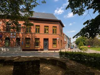 <h1><span>Binnen “De Vrijheid” gelegen gerenoveerd burgerhuis met atelier, voormalige dekenij, bestaande uit:</span></h1><h1><span>Een woonhuis met inkomhall; living; keuken ingericht met gasfornuis (Boretti), vaatwas, frigo, afwasbak en kasten; berging; afzonderlijk W.C.; het 1</span><span><sup>e</sup></span><span> Verdiep bestaande uit een slaap/leefruimte; badkamer met douche, lavabo en W.C.; en een dakverdiep bestaande uit kunstenaarsatelier met kitchenette, ligbad en afzonderlijk W.C.; prachtig dakterras met uitzicht over het Bruulpark.</span></h1><h1><span>Kelder;</span></h1><h1><span>Atelier met grote ontvangstruimte; garage; berging/keuken; sanitaire ruimte; tweede berging met toegang tot het woonhuis; een verdiep bestaande uit een prachtige tentoonstellingsruimte/kunstenaarsatelier; badkamer met douche;</span></h1><p><span> </span></p>