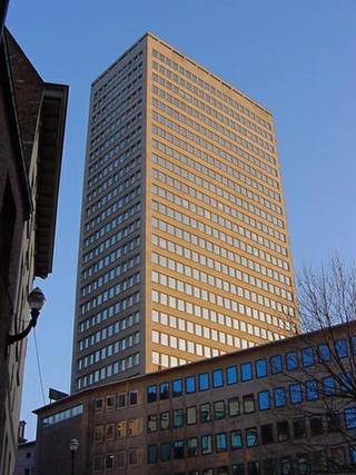 Het gebouw (opgefrist in 2010) aan de Grote Zavel bevindt zich in het hartje van Brussel. Het gebouw beschikt over een oppervlakte van 15.000m², verdeeld over 26 verdiepingen. De rechtbank van Brussel en het station Brussel-Centraal bevinden zich op wandelafstand.<br /><br />Kantoren beschikbaar van 311 m².<br />Parking binnen: 1.850 Euro/plaats/jaar.<br />Exclusief kosten en belastingen.