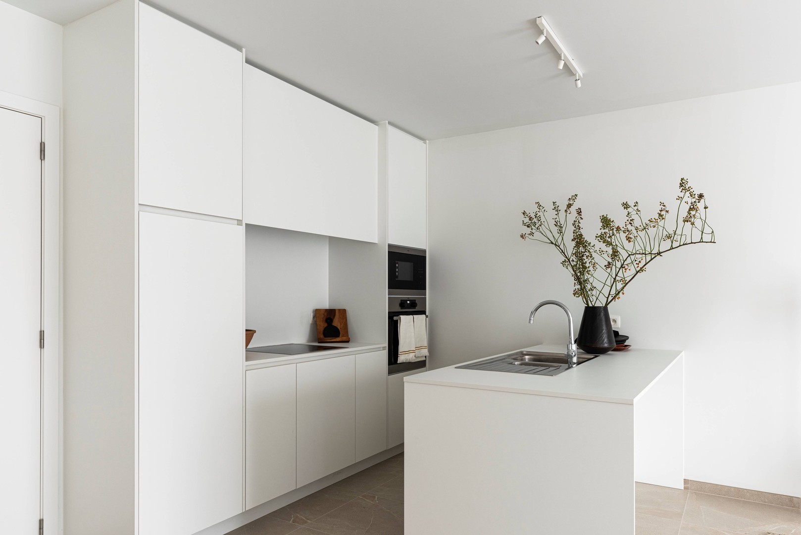 Lichtrijk recent instapklaar appartement met 2 slaapkamers, zonneterras, parking en ruime kelderberging - foto 5