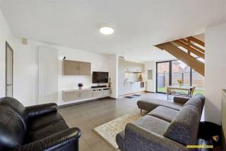 <p><span>In een doodlopende straat in het hartje van Beverlo vinden we deze toffe starterswoning uit 2015.</span></p><p><span> </span></p><p><span>Op de benedenverdieping springt de open leefruimte met keuken in het oog. <br />Dit woongedeelte vloeit over in de omheinde tuin.</span></p><p><span><br />Aansluitend op de leefruimte is er een koele berging.<br />Via de zijdeur breng je de boodschappen handig binnen, terwijl je wagen onder de carport staat.</span></p><p><span> </span></p><p><span>Boven zijn er 3 slaapkamers (waarvan 2 grotere) en een badkamer met douche.</span></p><p><span> </span></p><p><span>De goed doordachte indeling geeft de woning een ruimtelijk gevoel. De riante lichtinval draagt hier trouwens zeker toe bij.</span></p><p><span> </span></p><p><span>Technisch is deze woning zeker in orde:</span></p><p><span> </span></p><p><span>+ EPC label B</span></p><p><span>+ hoogrendementsglas</span></p><p><span>+ Conforme elektrische installatie</span></p><p><span>+ Laadpaal aanwezig</span></p><p><span>+ geen asbesthoudende materialen</span></p><p><span> </span></p><p><span>Ter info: met toepassing van AI hebben we de muren lichter gemaakt. Dit is de enige aanpassing aan de foto’s.</span></p><p><span>Bestuursmaatregelen in het maatregelenregister: nee</span></p>