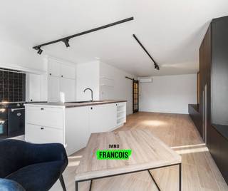 In Koning Albert-I-Laan vinden we dit vernieuwde éénslaapkamerappartement. Het appartement geniet van een centrale ligging en bevindt zich op wandelafstand van winkels, horeca, het strand en het openbaar vervoer.<br /><br />U betreedt het appartement via de gemeenschappelijke trappenhal. Via de inkomhal bereikt u de lichtrijke woonkamer, die dankzij de grote raampartijen veel natuurlijk licht binnenlaat. Aansluitend bevindt zich de keuken, uitgerust met hedendaagse voorzieningen en voldoende opbergruimte. In deze leefruimte vinden we ook een groot aantal ingebouwde kasten.<br /><br />Verder vinden we nog een praktische nachthal met inbouwkasten en een aansluiting voor uw wasmachine en droogkast. Hier treffen we ook een apart toilet, een slaapkamer en een badkamer voorzien van een dubbele wastafel en inloopdouche.<br /><br />Gemeenschappelijke lasten: 15,- euro per maand<br /><br />beschikbaarheid: 1/05/2026<br /><br />Aarzel niet en leg vandaag nog uw bezoek vast!<br /><br />