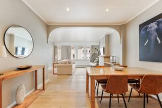 <p><span>Wonen in de Hoogstraat, midden in het oude Antwerpen</span></p><p><span> </span></p><p><span>In de Hoogstraat zit je midden in het historische hart van de stad. Smalle straat, karaktervolle gevels, en altijd wel iets te zien als je buiten stapt. Hier woon je tussen de Schelde, Vrijdagsmarkt en de Grote Markt, met cafés, kleine winkels en terrasjes op wandelafstand.</span></p><p><span> </span></p><p><span>Het appartement is gelegen op de derde verdieping in een kleinschalig en zeer goed onderhouden gebouw.</span></p><p><span> </span></p><p><span>• Gelegen in de Hoogstraat, in het historisch centrum van Antwerpen</span></p><p><span>• Op wandelafstand van de Schelde, Grote Markt en tal van cafés en winkels</span></p><p><span>• Lichtrijke leefruimte met open keuken</span></p><p><span>• Balkon</span></p><p><span>• Apart toilet</span></p><p><span> </span></p><p><span>Boven kom je binnen in een praktische inkomhal met toegang naar de leefruimte aan de voorzijde van het appartement. De brede gevel geeft een ruim gevoel en zorgt voor veel lichtinval. De parketvloeren zorgen voor een huiselijk en warm gevoel. Via de hal loop je door naar de ingerichte en open keuken met toegang tot het balkon. De berging naast de keuken is voorzien van aansluiting voor wastoestel, droogkast en technieken.</span></p><p><span> </span></p><p><span>Achteraan ligt de slaapkamer. Rustig gelegen en groot genoeg voor een comfortabel bed en kastruimte. Daarnaast bevindt zich de moderne badkamer, voorzien van een douche en lavabomeubel. Het aparte toilet zorgt voor dat extra beetje comfort.</span></p><p><span> </span></p><p><span>De oppervlakte is logisch en nuttig ingericht, waardoor het geheel aangenaam aanvoelt. Ideaal voor wie graag centraal woont, maar thuis ook wat rust zoekt.</span></p><p><span> </span></p><p><span>Interesse? Maak je afspraak via www.sinjoor.be of 03 283 05 00.</span></p>