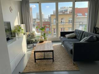 Dit lichtrijke appartement aan de Bredastraat combineert een uitstekende bereikbaarheid en ligging nabij het stadscentrum, met rust door de nabijheid van Park Spoor-Noord. Je woont hier op een boogscheut van het bruisende stadsleven van Antwerpen, met openbaar vervoer, winkels en gezellige horeca op wandelafstand. Dankzij de gunstige ligging ben je bovendien zo op de belangrijkste uitvalswegen rond Antwerpen.<br /><br />Appartement gelegen op de tweede verdieping te bereiken met lift:<br /><br />-Leefruimte met open keuken: woonkamer die toegang biedt tot het terras vooraan, met handige ingemaakte kasten die een aansluiting hebben voor wasmachine. Open keuken, volledig uitgerust met alle hedendaagse voorzieningen (kookvuur, vaatwasser, ijskast,vriezer, combi microgolf/oven).<br />-Terras aan de voorzijde gelegen<br />-Slaapkamer: rustige en ruime slaapkamer met voldoende plek voor een dubbel bed en kleerkast.<br />-Ensuite badkamer: direct toegankelijk vanuit de slaapkamer, voorzien van een comfortabele inloopdouche en een strak wastafelmeubel.<br /><br />Bijzonderheden:<br /><br />-Energiezuinig: EPC-label B voor een lage energiefactuur.<br />-Verwarming: individuele centrale verwarming op gas.<br />-Lage kosten: gemeenschappelijke kosten bedragen slechts 70 euro per maand.<br />-Beschikbaar vanaf 15/10/2026<br />-Gemeenschappelijke tuin waar gebruik gemaakt van kan worden