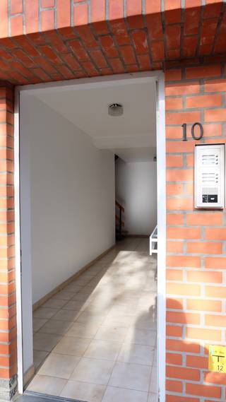 <p>Dit appartement is gelegen op de eerste verdieping en geniet van een rustige ligging op korte afstand van het centrum en De Schelde. Het beschikt over drie volwaardige slaapkamers een aangenaam balkon en garage. Ideaal voor wie houdt van rust, ruimte en een centrale ligging. Deze woonst bevat maar liefst 116m² bewoonbare ruimte.</p>
<p><u>Indeling</u><br />Inkomhal (7m²) . Drie slaapkamers (13-13-9,5m²) waarvan 1 met terras. Badkamer met ligbad en toilet (5m²). Apart gastentoilet. Ruime woonkamer met veel lichtinval (36m²). Geïnstalleerde keuken (9m²) met aansluitend een berging. Garage.</p>
<p><u>Extra</u><br />Centrale verwarming op aardgas. Dubbele beglazing. Voldoende parkeerplaats. Geen lift waardoor de syndic kosten heel laag liggen. En vooral energiezuinig met het label B.</p>