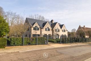 In the heart of residential Hoog-Linden stands this timeless family villa, built in 2001 to the highest standards and meticulously maintained...