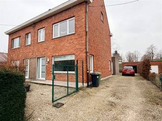 <p><span>DESTELBERGEN </span><span>- Are you looking for a HOB with garden in a quiet location in Destelbergen? </span></p><p><span>Then this property might be something for you.</span></p><p><span> </span></p><p><span>The main assets in a nutshell:</span></p><ul><li><span>Energy efficient house (EPC C)</span></li><li><span>Large windows provide lots of light</span></li><li><span>Nice, green garden</span></li><li><span>Lots of storage space (storage room, basement and attic)</span></li><li><span>Located near the center of Destelbergen in quiet street</span></li></ul><p><span> </span></p><p><span>This is what the house looks like:</span></p><p><span>Entrance, spacious living room, kitchen with adjacent storage room (connection washing machine and dryer), toilet and stairs to (small) basement.</span></p><p><span>Night hall, 3 bedrooms (2 spacious rooms and 1 smaller room), bathroom with shower, toilet and sink, access to an attic.</span></p><p><span>Driveway with enclosed garage box.</span></p><p><span> Important: <br />Available</span><span>from: 1/05/2026<br />Rent: € 1100<br />EPC: 223 kWh</span></p><p><span>For an on-site visit, be sure to fill out your tenant profile for a visit.</span></p><p><span> </span></p><p><span> </span></p>