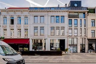 <p><span>Op de tweede verdieping bevindt zich dit </span><span>appartement</span><span>, gelegen in de </span><span>Minderbroedersrui</span><span> in </span><span>Antwerpen</span><span>, tussen de Sint-Paulusstraat en de Lange Koepoortstraat. De locatie is bijzonder gunstig: midden in de stad, met universiteiten, winkels, restaurants en de Koninklijke Academie voor Schone Kunsten allemaal op wandelafstand. </span></p><p><span> </span></p><p><span>Dit appartement op de tweede verdieping </span><span>heeft een </span><span>bruikbare oppervlakte van 88m² </span><span>en</span><span> </span><span>biedt een heerlijk </span><span>loftgevoel</span><span>, met een volledig geïnstalleerde open keuken en een badkamer met douche.</span></p><p><span> </span></p><p><span>Indeling</span></p><p><span>- gelegen op de 2de verdieping (geen lift)</span></p><p><span>- loftruimte woonkamer, eetkamer en keuken</span></p><p><span>- open geïnstalleerde keuken </span></p><p><span>- badkamer met douche, toilet en lavabomeubel</span></p><p><span> </span></p><p><span>Algemeen gebouw</span></p><p><span>- dak met isolatie</span></p><p><span>- geen lift aanwezig</span></p><p><span>- individuele nutsvoorzieningen</span></p><p><span>- betonstructuur</span></p><p><span> </span></p><p><span>Troeven</span></p><p><span>- top locatie </span></p><p><span>- ramen dubbele beglazing </span></p><p><span>- EPC label C</span></p><p><span>- thans verhuurd</span></p><p><span> </span></p><p><span>Ben jij geïnteresseerd in dit appartement te koop in centrum Antwerpen, ben je op zoek naar ander vastgoed, een investering of wens je de waarde van jouw eigendom te kennen? Dan ben je bij BOLT immo aan het juiste adres! Wij helpen jou graag verder.</span></p>