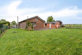 Welkom in Aarschot!Deze charmante gelijkvloerse woning heeft een strategische ligging, vlakbij de autosnelweg en toch te midden van de rust en de...