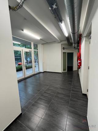 In a building built in 2012, there is a glazed ground floor of 620 m², divided into different spaces. The space was completely renovated in 2019...