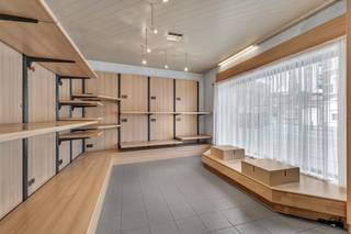 Dit handelspand met woonst is gelegen op een toplocatie, pal aan de belangrijke invalsweg naar het stadscentrum. Met 357 m² bewoonbare oppervlakte biedt dit pand een unieke kans voor wie wonen en ondernemen wil combineren.<br /><br />De indeling omvat een ruime winkelruimte, een praktisch magazijn/garage, een keuken, een sfeervolle woonkamer, twee comfortabele slaapkamers, een badkamer en een royale zolder met uitbreidingsmogelijkheden.<br /><br />Dit pand is ideaal voor renovatie en biedt tal van opties om het volledig naar eigen smaak in te richten.<br /><br />Interesse of een bezoek inplannen?<br />Neem gerust contact op met Henry Van Tornhout - KMO Vastgoed via +32 474 13 37 93 of henry@kmovastgoed.be.