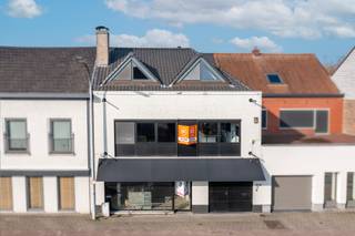 In de charmante dorpskern van Eke bevindt zich dit ruime duplex appartement, dat een perfecte combinatie biedt van comfort, ruimte en een...