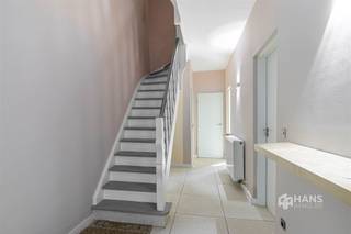 <p><span>Verzorgde bel-etage (157 m²) met 3 slaapkamers en tuin (108 m²) in Wilrijk</span></p><p><span>In de Sint-Jan Vianneystraat woon je op een centrale locatie in Wilrijk, met winkels, scholen en openbaar vervoer in de nabije omgeving. Belangrijke verbindingswegen zijn vlot bereikbaar, waardoor je hier rustig wonen combineert met een goede bereikbaarheid.</span></p><p><span>Ook technisch zit de woning goed. Zo beschikt ze over PVC-ramen met dubbele beglazing, centrale verwarming op gas en is het dak geïsoleerd. Bovendien is de elektrische installatie conform, waardoor er op dat vlak alvast enkele belangrijke zaken in orde zijn.</span></p><p><span>De woning is verdeeld over drie niveaus en biedt verrassend veel ruimte. Op het gelijkvloers kom je binnen in de inkomhal met apart toilet. Verder vind je hier een inpandige garage (24 m²), praktische berging en multifunctionele kamer van 10 m². Deze extra ruimte kan bijvoorbeeld ingericht worden als bureau, hobby- of speelkamer en geeft rechtstreeks toegang tot de tuin (108 m²) met oost-oriëntatie.</span></p><p><span>Op de eerste verdieping bevindt zich de ruime en lichtrijke woonkamer, goed voor een totale oppervlakte van maar liefst 40 m². De vele raampartijen zorgen voor een aangename natuurlijke lichtinval en aan de achterzijde bevindt zich de aparte, volledig ingerichte keuken.</span></p><p><span>De tweede verdieping telt 3 slaapkamers van respectievelijk 9 m², 12 m² en 18 m² en de badkamer (8 m²), voorzien van een ligbad, inloopdouche, toilet en lavabomeubel.</span></p><p><span>Met 3 slaapkamers, een extra multifunctionele ruimte, garage én tuin heeft deze woning alvast heel wat in huis voor wie op zoek is naar ruimte op een centrale locatie in Wilrijk. Boek vandaag nog je afspraak in en kom met eigen ogen ontdekken wat het pand te bieden heeft!</span></p><p><span>Bewoonbare opp.157m² ref.: bruto vloeropp. EPC. Voor meer info of een gratis schatting surf naar www.hansimmo.be</span></p><p><span> </span></p>