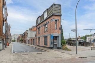 <strong>Binnenkort beschikbaar:<br /></strong>Veelzijdig handelspand met woonst op toplocatie in Turnhout.<br /><br />Wonen én ondernemen onder één dak? Dit veelzijdige pand aan de Bareelstraat 2 combineert een lichtrijke handelsruimte met magazijn en een ruime bovenliggende woonst. Dankzij de centrale ligging vlak bij het station, bushaltes, winkels en horecazaken is dit een uitstekende locatie voor ondernemers die comfort en bereikbaarheid willen combineren.<br /><br /><strong>Het handelsgedeelte beschikt over:</strong><br />- Een ruime handelsruimte met veel natuurlijke lichtinval<br />- Dubbele beglazing en elektrische rolluiken<br />- Een praktisch magazijn, ook rechtstreeks van buitenaf bereikbaar<br />- Een volledig ingerichte keuken<br />- Een apart toilet<br />- Een kelder<br /><br /><strong>De bovenliggende woonst omvat:<br /></strong>- Een aangename, lichtrijke leefruimte<br />- Een open keuken<br />- Twee volwaardige slaapkamers<br />- Een badkamer met ligbad, wastafel en toilet<br /><br />Met een totale oppervlakte van circa 225 m² biedt het pand tal van mogelijkheden, bijvoorbeeld als winkel, kantoor, praktijkruimte of atelier met comfortabele privéwoonst.<br /><br /><strong>Troeven:<br /></strong>- Commerciële en centrale ligging<br />- Vlak bij het station en openbaar vervoer<br />- Handel en wonen op één adres<br />- Veel natuurlijke lichtinval<br />- Afzonderlijk bereikbaar magazijn<br />- Twee slaapkamers<br />- Verschillende invullingen mogelijk
<p>Beschikbaar vanaf: in overleg<br /><br />Interesse in dit veelzijdige pand? Neem gerust contact met ons op.</p>
