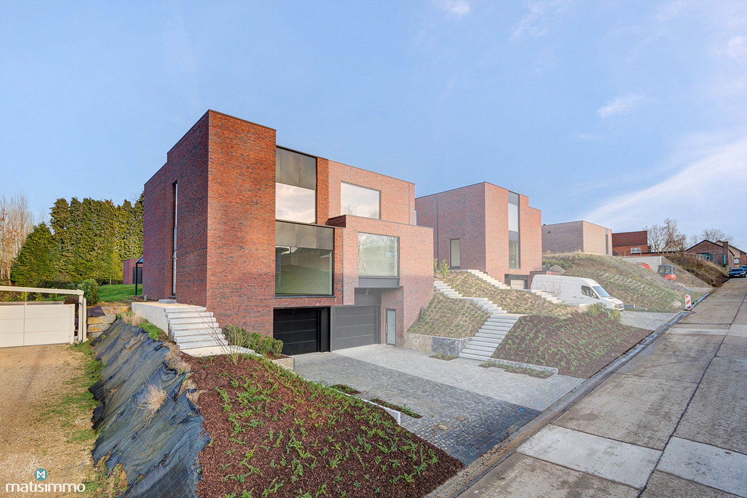 VOLLEDIG AFGEWERKTE EN GESCHILDERDE NIEUWBOUWWONING (EPB E10) MET 3 SLAAPKAMERS, OVERDEKT TERRAS, 2 GARAGES, KELDER EN AANGELEGDE TUIN IN WERM - foto 2