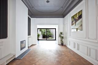 Neoclassicistisch herenhuis (438 m²) met een zuidwest gerichte tuin.<br /><br />Deze karaktervolle eigendom (BJ 1892), met een indrukwekkende voorgevel in witte natuursteen en contrasterend arduin, biedt een royaal volume en is ideaal voor vrije beroepen of wie wonen en werken wil combineren. Deze instapklare herenwoning ademt authenticiteit dankzij de imposante doorgang en inkomhal, gerestaureerde schouwen, houten plankenvloeren en sierlijke mollures, terwijl het moderne comfort (EPC C) zorgt voor een aangename werkervaring.<br /><br />Dit pand beschikt over meerdere (afgesloten) vergaderruimtes, werkruimtes, een gemeenschappelijke keuken met eetplaats, een badkamer, etc. Hier kan comfortabel gewerkt worden met een twintigtal personen.<br /><br />De tuin van 126 m² biedt veel privacy en geniet de hele namiddag en avond van de zon.<br /><br />Het pand is volledig onderkelderd (ideaal voor opslag) en beschikt in de tuin over een praktisch bijgebouw. <br /><br />Recent zijn er belangrijke onderhoudswerken uitgevoerd, waaronder de plaatsing van dakisolatie, nieuwe ramen op de tweede verdieping, de heraanleg van het terras en de installatie van een lucht-lucht warmtepomp.<br /><br />Deze uitzonderlijke eigendom geniet van een vlotte verbinding naar de belangrijkste invalswegen en ligt op korte wandelafstand van station Gent-Dampoort.<br /><br />De gebruikte foto’s bestaan uit een combinatie van oudere beelden, toen ingericht als woning, en recente beelden, ingericht als kantoor. Het pand is kadastraal gekend als een eengezinswoning maar kan gebruikt worden als kantoorgebouw. Contacteer ons kantoor voor meer informatie.<br /><br />Er zijn plannen van het pand beschikbaar. <br /> 