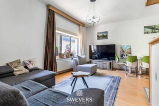 Interesse? Meer informatie op www.SWEVERS.be. - Dit karaktervolle appartement op de eerste verdieping in de Minderbroedersstraat 48 in hartje Hasselt biedt 62 m² bewoonbare oppervlakte, met een ruime leefruimte van 24,82 m², een aparte keuken en 2 slaapkamers. Gebouwd in 1937, maar voorzien van nieuwe pvc-ramen met hoogrendementsglas (2025). Het appartement is op te frissen en biedt veel potentieel voor persoonlijke inrichting of waardeverhogende renovatie.<br /><br />De topligging in het centrum van Hasselt betekent dat winkels, restaurants en openbaar vervoer op wandelafstand liggen. Het gebouw beschikt over een lift. Momenteel is het appartement verhuurd aan 625 euro/maand zonder gemeenschappelijke kosten. Kortom is dit een uitstekende investering of een ideale eerste eigen stek aan een zeer aantrekkelijke aankoopprijs. <br /><br />Plan snel een bezichtiging en laat je betoveren door de talloze mogelijkheden van deze woning! Wij helpen je maar al te graag verder tijdens een persoonlijke rondleiding. tel. 011 255 155. Bron bewoonbare oppervlakte: EPC – verslag.