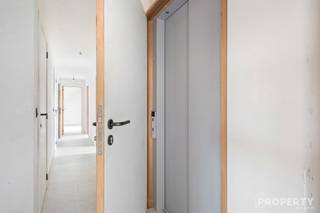 <p><span>Penthouse in een kleinschalig nieuwbouwproject bestaande uit 5 hoogwaardig afgewerkte appartementen.</span></p><p><span><br />- verzorgde inkomhal </span></p><p><span>- ruime open woonkamer met een volledig geïnstalleerde keuken</span></p><p><span>- 3 slaapkamer</span></p><p><span>- 2 geïnstalleerde badkamers </span></p><p><span>- gastentoilet</span></p><p><span>- zonneterras</span></p><p><span><br />Een garage, staanplaats of individuele berging kan optioneel worden aangekocht.<br /><br /></span></p><p><span>Gemeenschappelijke fietsenberging voorzien.<br /><br />Voor meer info of een bezoek, bel 0476 46 12 87</span></p><p><span> </span></p>
