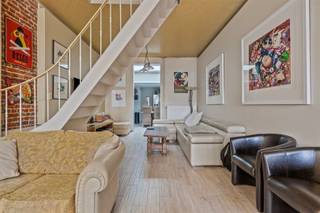 AANRADER!! Instapklare, gerenoveerde rijwoning met doorgang achteraan in de aanpalende straat.De woning is als volgt ingedeeld: een inkomhal, ruime...