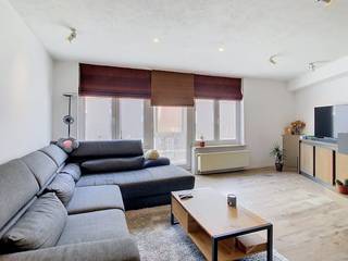 Zoekt u kwalitatief vastgoed op een centrale locatie? Deze instapklare duplex te koop in Burcht combineert ruimte, comfort en een strategische ligging nabij het centrum.<br /><br />Dit pand te koop beschikt over een uitstekende bereikbaarheid. De Heirbaan ligt op wandelafstand van de dorpskern van Burcht en vlak bij het openbaar vervoer. Dankzij de snelle aansluiting op de E17 is er bovendien een uitstekende verbinding met omliggende steden. Een belangrijk pluspunt bij het kopen van deze woning is de inbegrepen private autostaanplaats.<br /><br />De indeling van deze duplex ziet er als volgt uit:<br /><br />- Leefruimte: Ruim en lichtrijk, uitgerust met een sfeervolle gashaard<br />- Keuken: Moderne open keuken, direct verbonden met de leefruimte<br />- Terras: Gezellig buitenterras grenzend aan de keuken<br />- Eerste slaapkamer: Ruime master bedroom<br />- Tweede slaapkamer: Volwaardige extra slaapkamer of bureau<br />- Badkamer: Modern ingericht met alle comfort<br />- Berging: Handige opbergruimte<br />- Parkeerplaats: Inclusief private autostaanplaats<br /><br />Bent u op zoek naar een duplex in Burcht met alle nodige troeven en een uitstekende ligging? Contacteer ons via Dewaele.com<br /><br />Bestuursmaatregelen in het maatregelenregister: nee